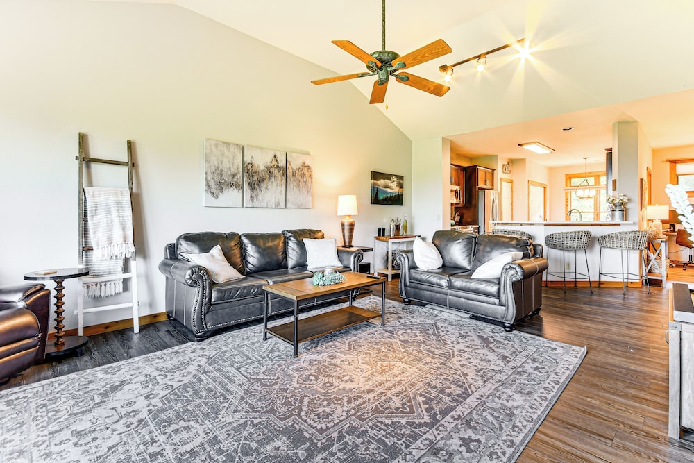 Condo w/ Private Balcony 6 Mi to Pisgah NF!