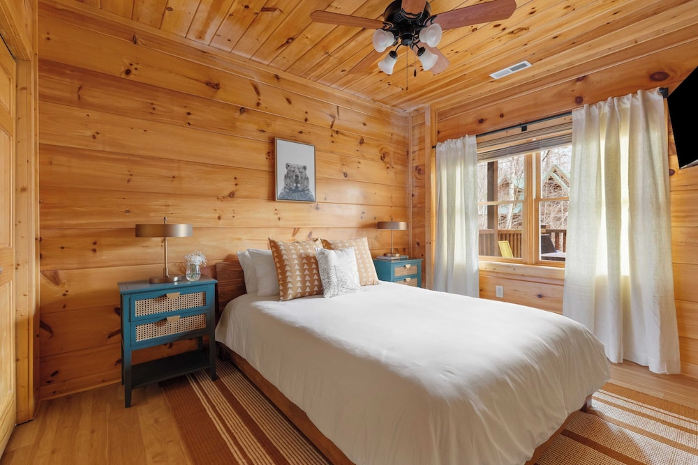 Yesteryear by Avantstay Hot Tub, 360 Deck Views and Game Room Easy Access