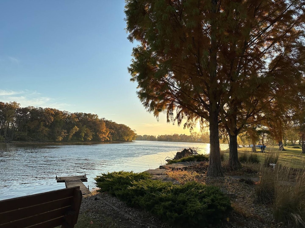 Private Riverbank 27-acre Estate 1 hr From Chicago