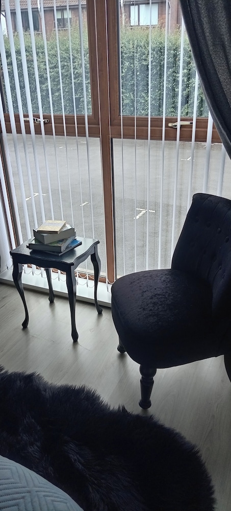 Bangor - 2 Bed Apartment- Sleeps 4 -privateparking