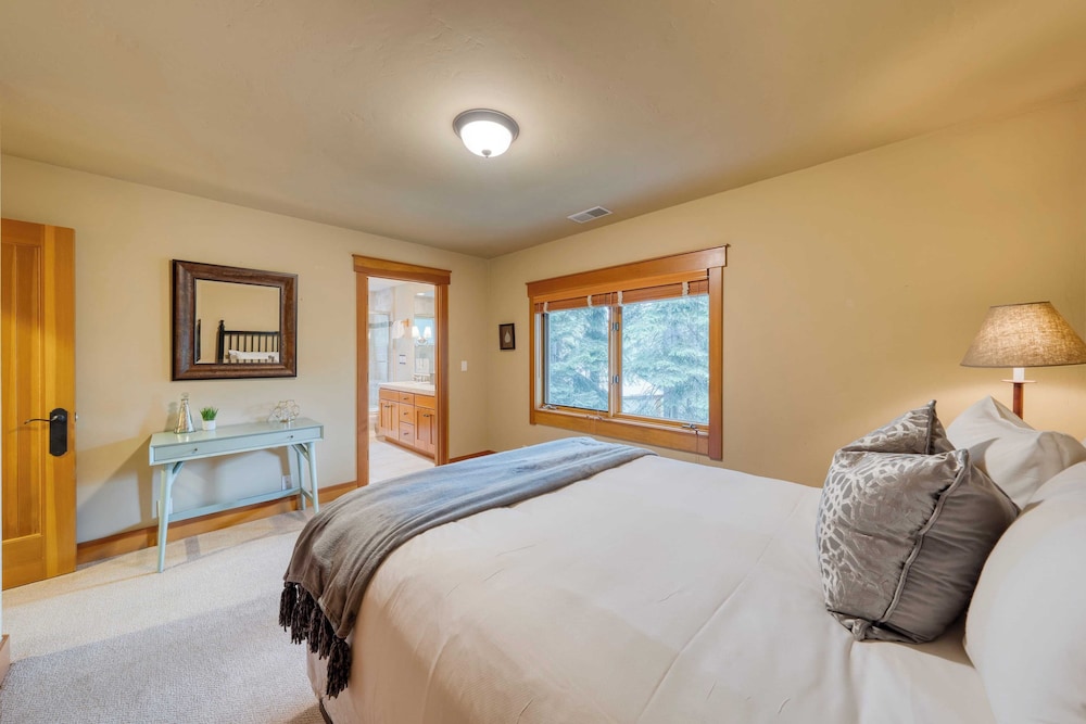 Cedars at Palisades by Avantstay Hot Tub, Resort Access, and Mountain Views