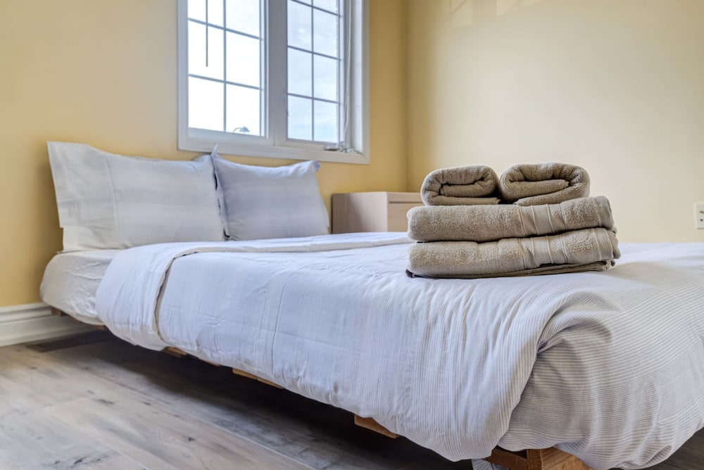 Brampton Retreat Quiet 2BR Residential Area
