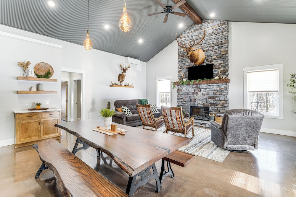 Family Retreat w/ Fire Pit & Yard in Mineral City