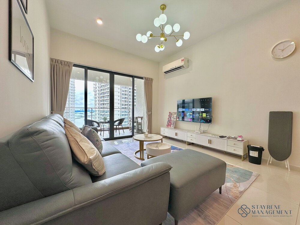 Country Garden Danga Bay Sea View Homestay by Stayrene