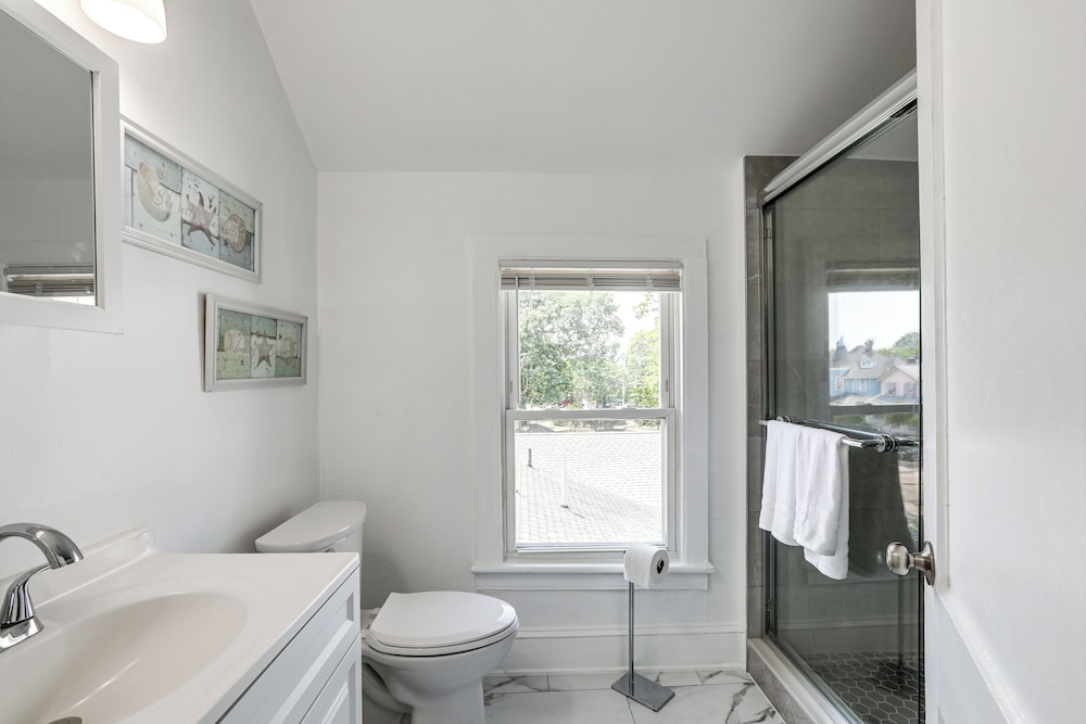 Stroll to Ocean Grove Boardwalk & Beach: Sleek Apt