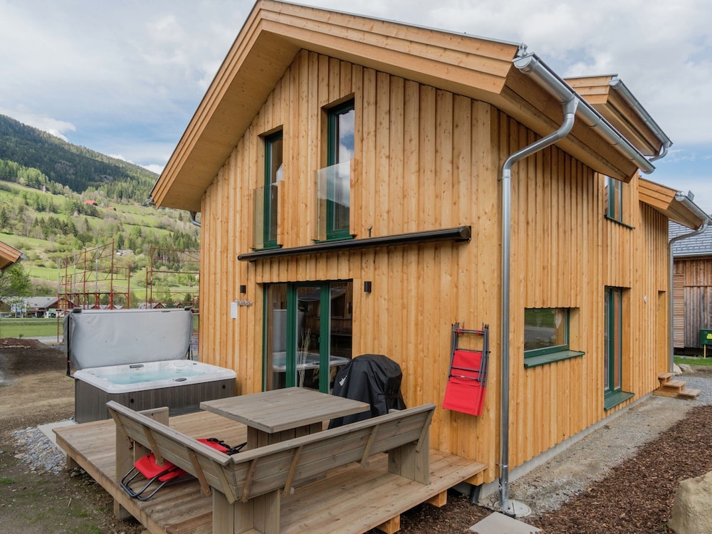 Cosy Chalet With hot tub