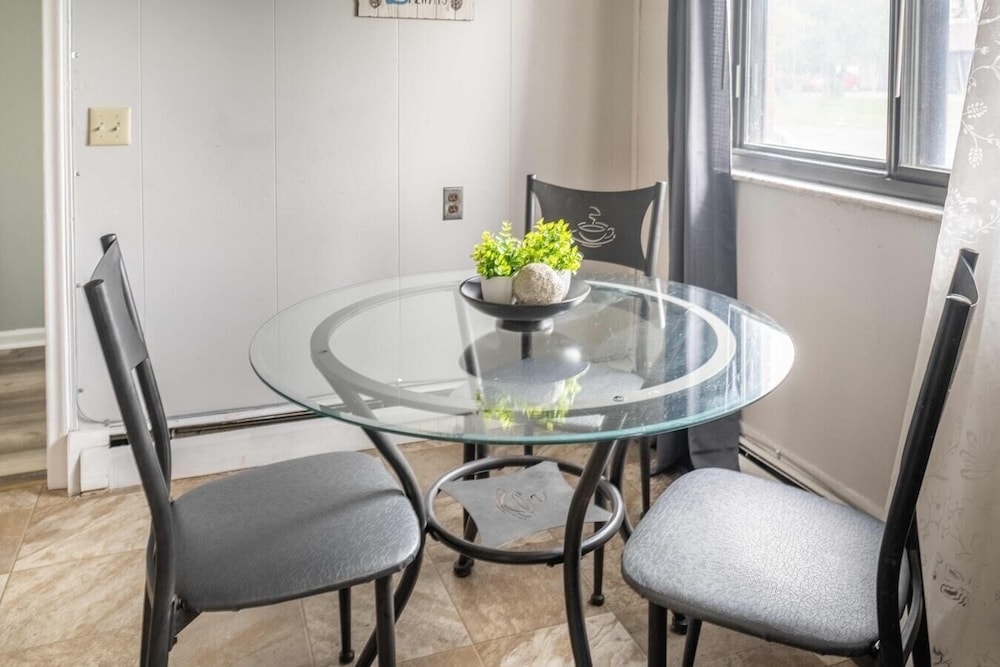 Spacious 3-bed Suite in Browntown, Near Dining & Fun