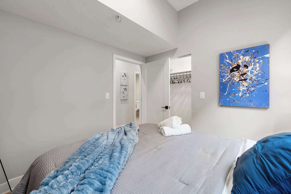 Edgewater Modern 2BR Steps to Lake City Views
