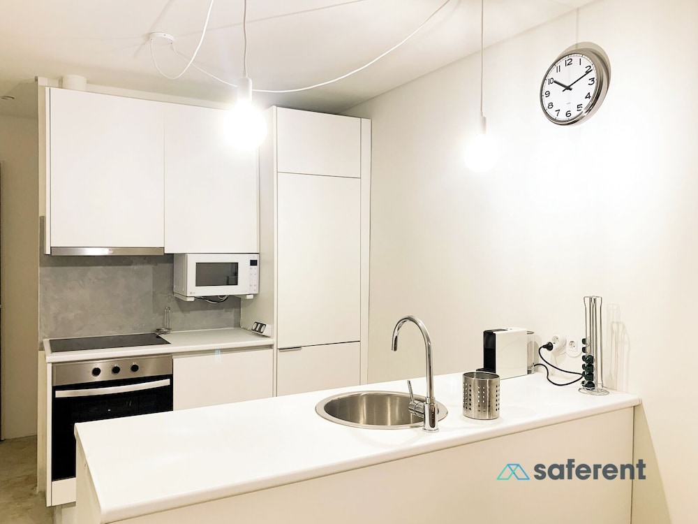 Bucks4 Fantastic 1BD + 1 Triplex Next to Ribeira