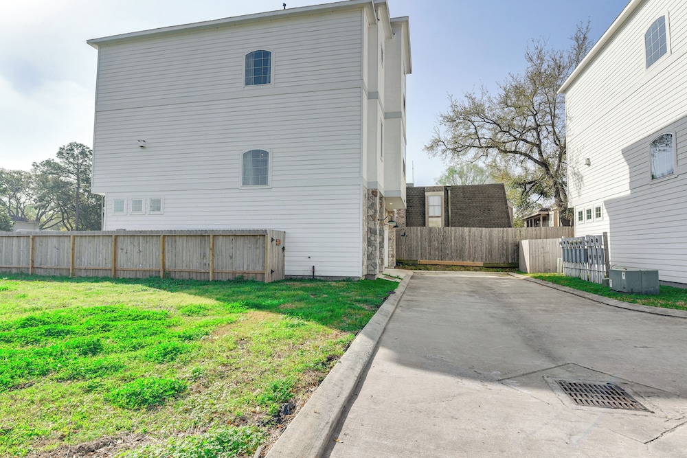7 Mi to The Galleria: Modern Home w/ Fenced Yard