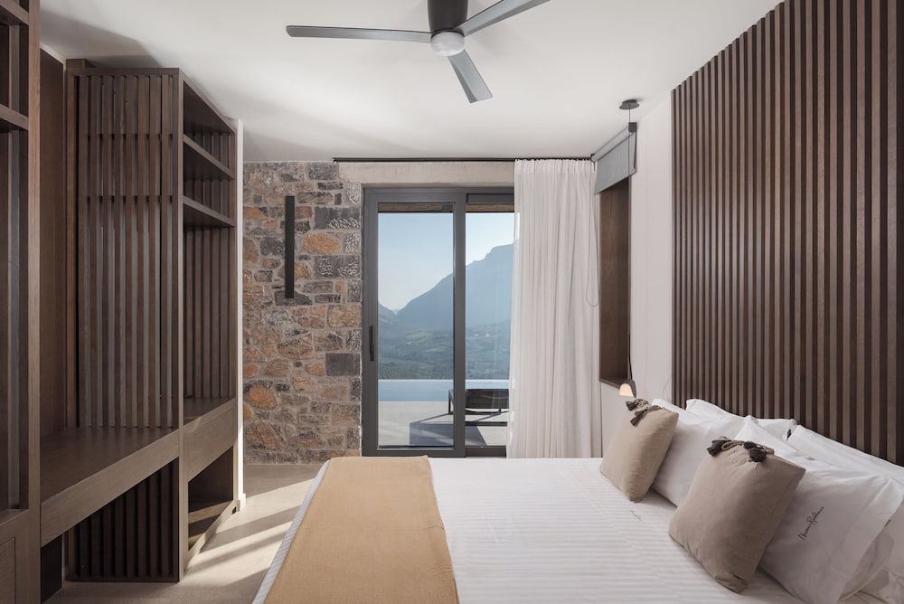 Neromai Cave Luxury Villas