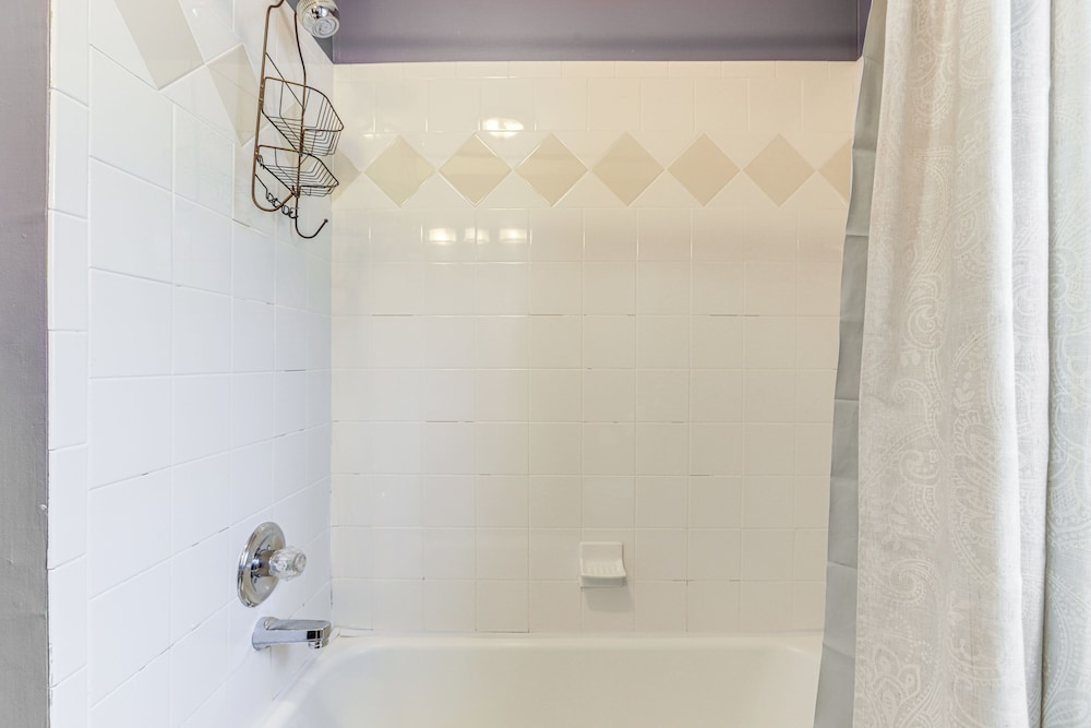 Half-mi to Pool & Golf: Atlanta Home w/ Veranda!