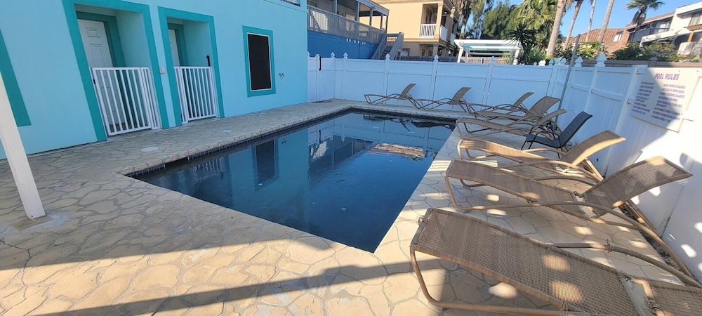 Lantana Retreat #1 2 Bedroom Condo by RedAwning view 3