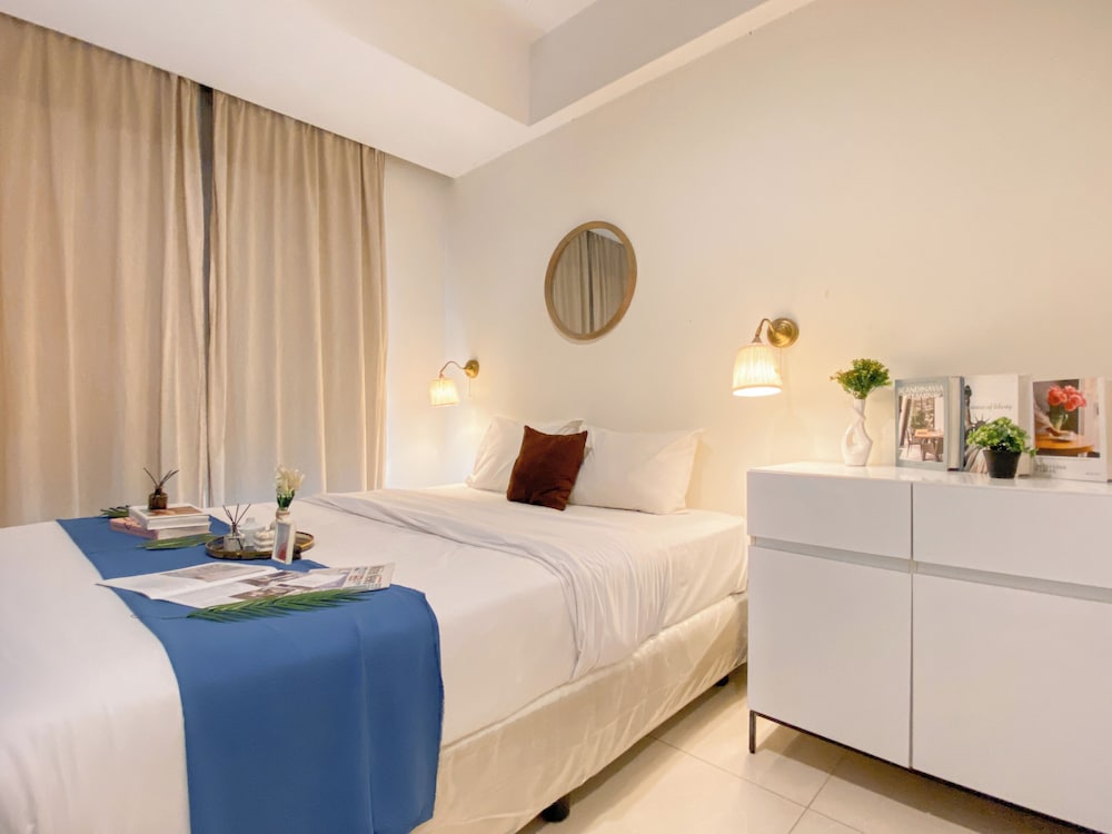 Warm Minimalist Studio Room At West Vista Apartment