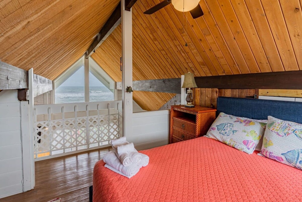 Pelican Beach Private Ocean Front Beach House- Sleeps 10 Bring Your Surf Boards