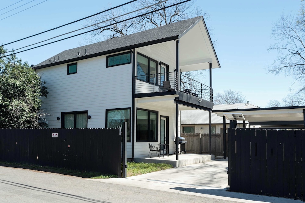Upstay: Contemporary 2BR Retreat w Patio & BBQ