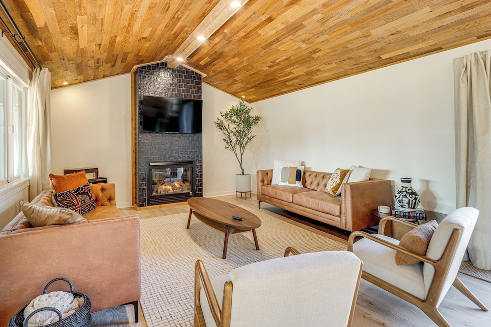 Modern Oregon Cottage w/ Hot Tub: Walk to Beach!