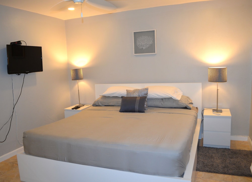 Bay Pointe Yacht Club 2BD Apartment OLR