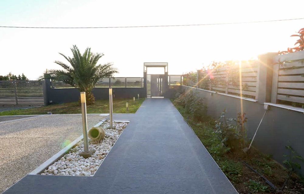 Villa Erytha - Serene Retreat With Views Garden