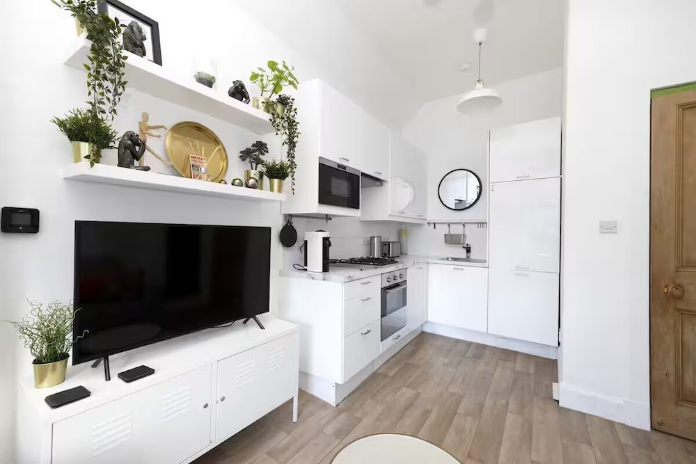 Bright and Modern Flat with desk