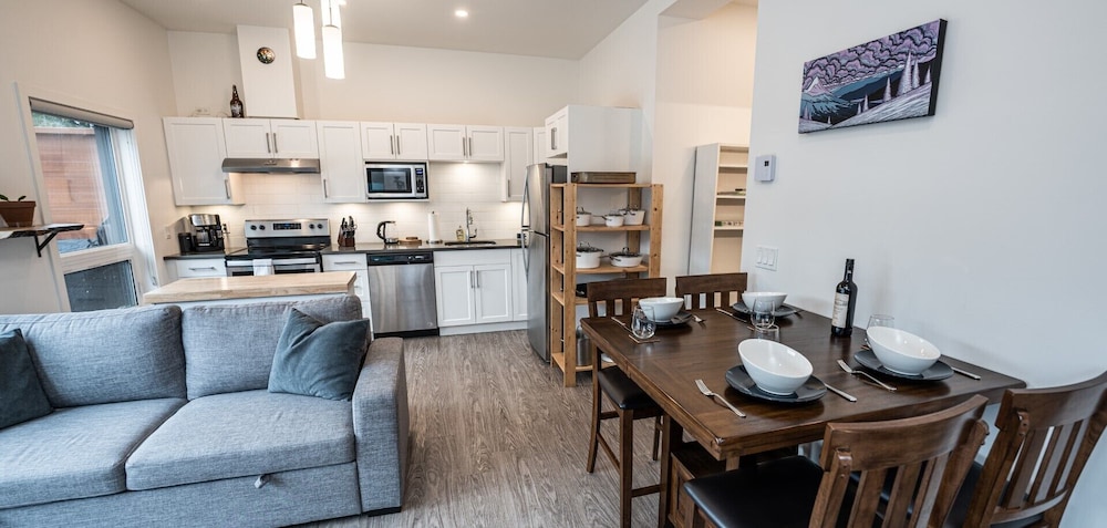 Niska’s Den by Revelstoke Vacations - Image 2