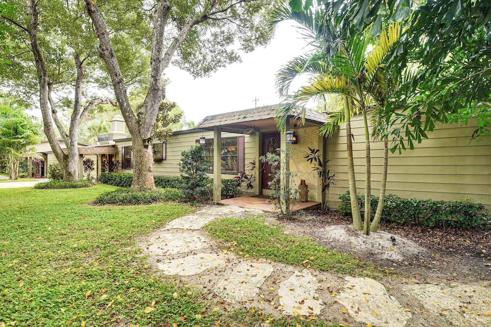 Sandy Shore & Multi-boat Dock! St Johns River Home