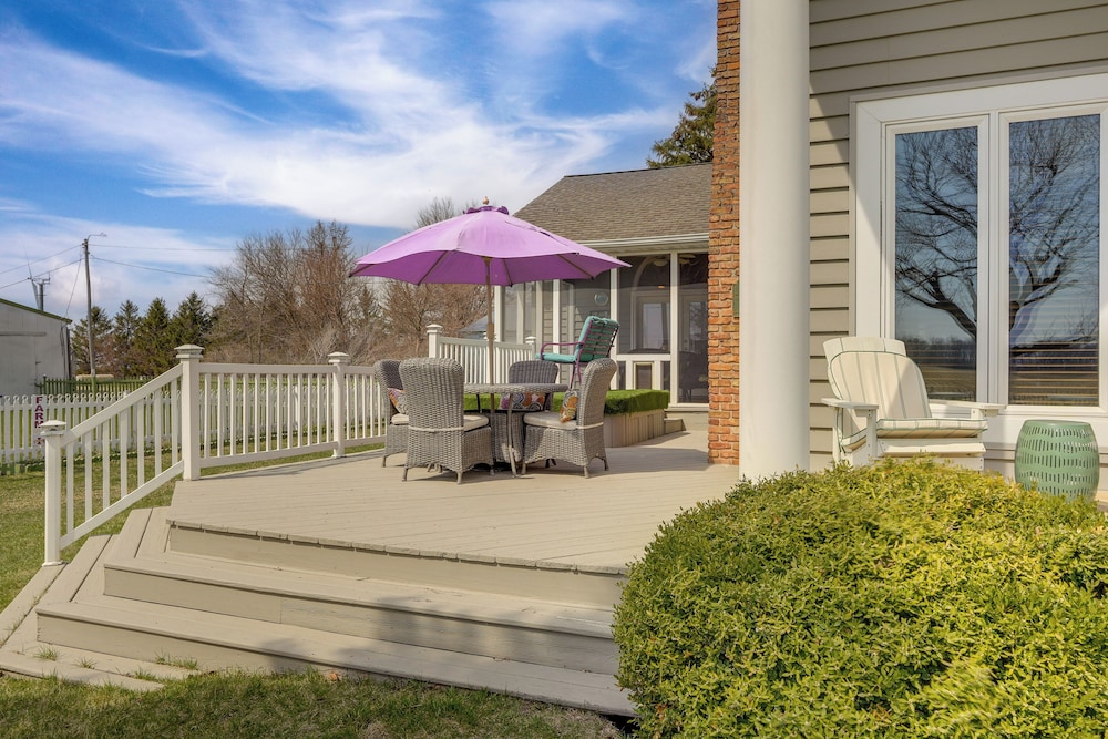 Tennis Court & Deck: Pet-friendly Charles City Gem