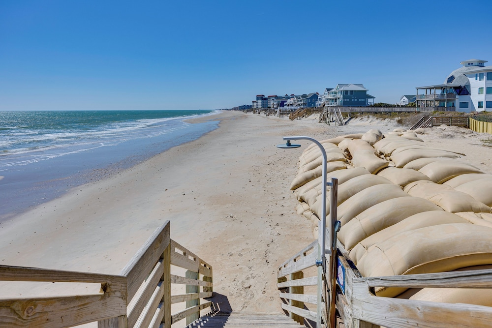 Walk to Ocean: North Topsail Beach Gem w/ Balcony!