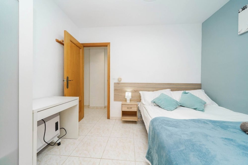 Modern 3-bed Apt, Sleeps 7, 6 Min Walk to Beach