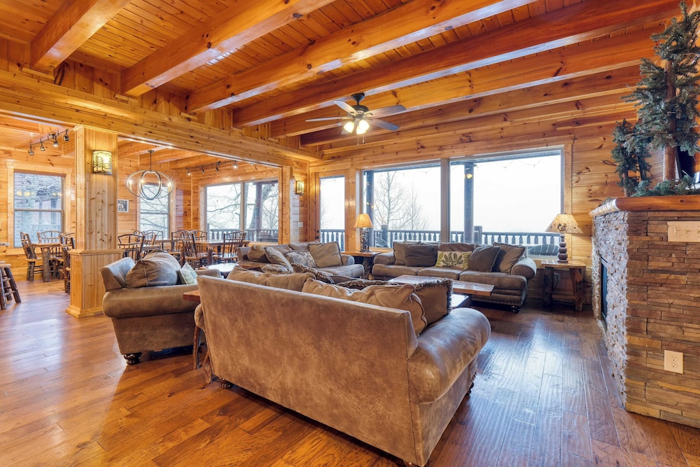 56-guest Retreat Panoramic Views, Hot Tubs, Game Room & Theater Seasonal Outdoor Pool Near Dollywood, Gatlinburg