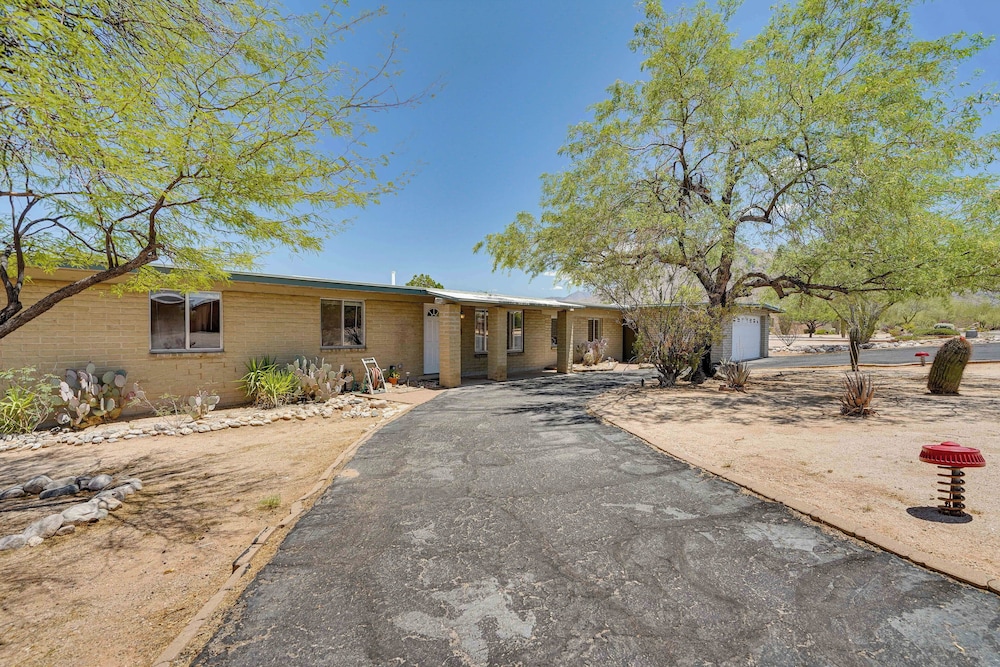 Near Catalina Hiking Trails: Mtn-view Home w/ Pool