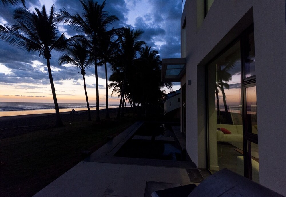 Beachfront Casa Buena Onda - Hermosa Palms 5