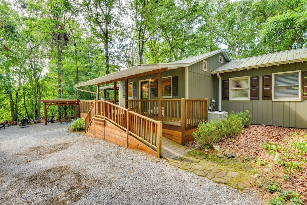 6 Miles to Helen: Cabin w/ Hot Tub & Views!