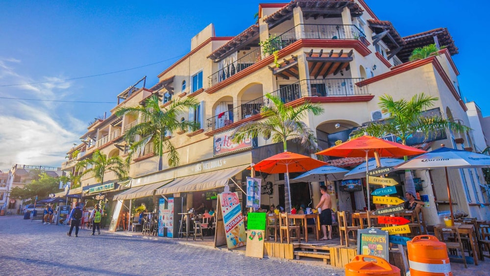 Magic, 1 block from Mamitas Beach by Tripintravel