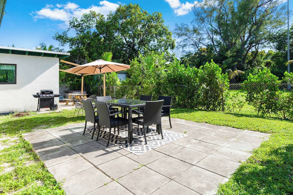 Hidden Bungalow- Peaceful Retreat BBQ and hot tub