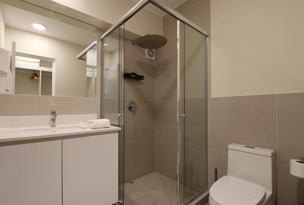 w Radiant 2BR w Great Balcony Near Kennedy Park