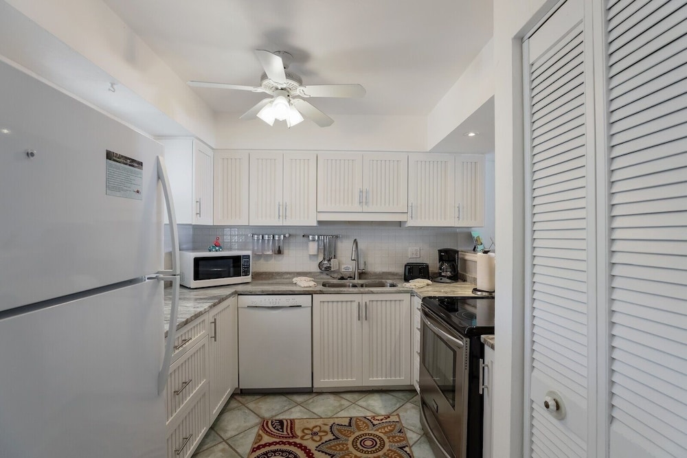 Fun N Sun 1 Bedroom Condo by RedAwning view 3