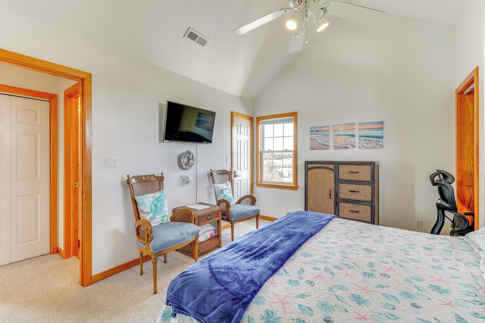 Walk to Pier: Spacious Coastal Home!
