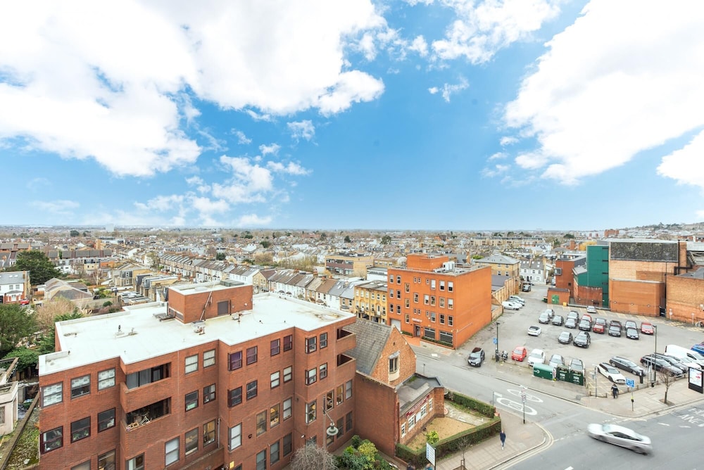 Two Bedroom Flat With Balcony in Central Wimbledon by Underthedoormat