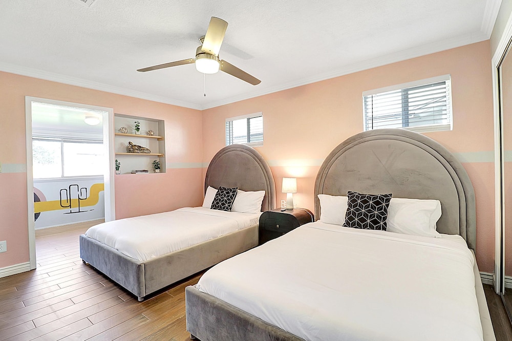 Karen in Phoenix With 4 Bedrooms and 2 Bathrooms