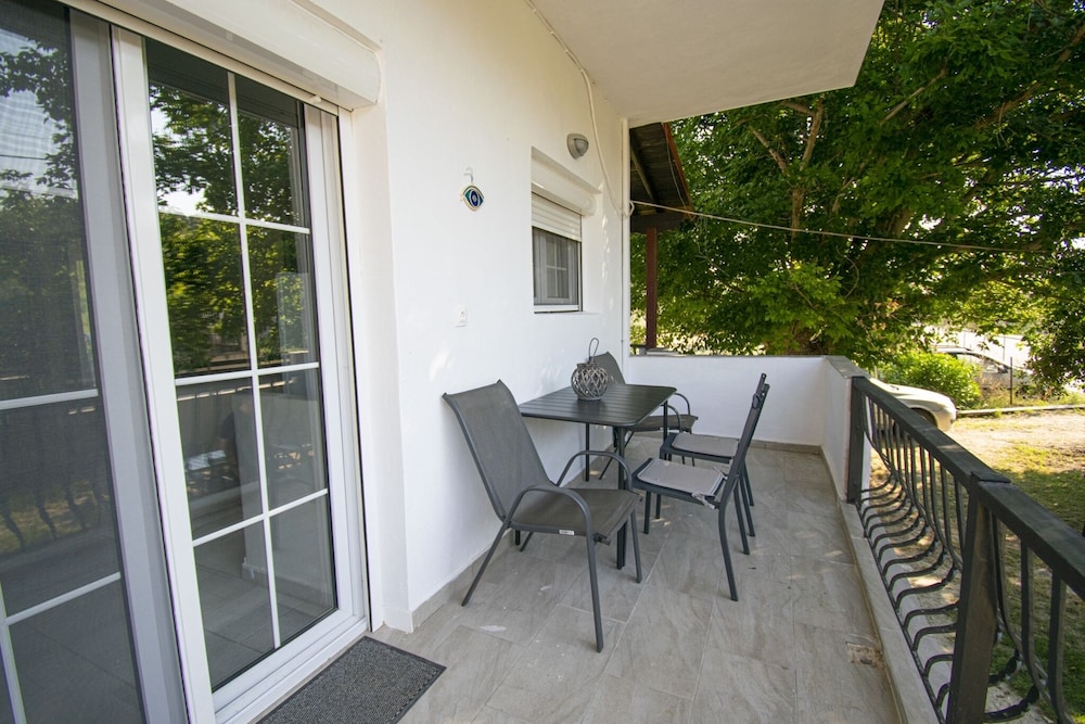 Forest View Apartment 1 by Rentalspro