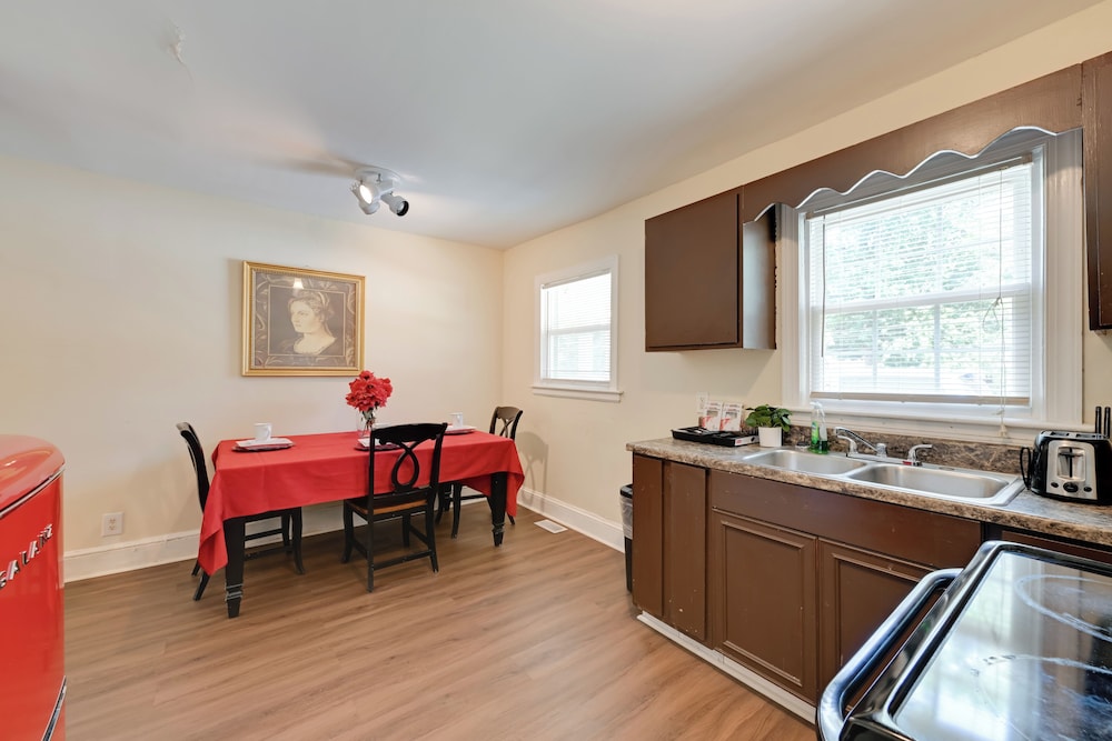 5 Mi to Uptown: Charlotte Hideaway w/ Yard
