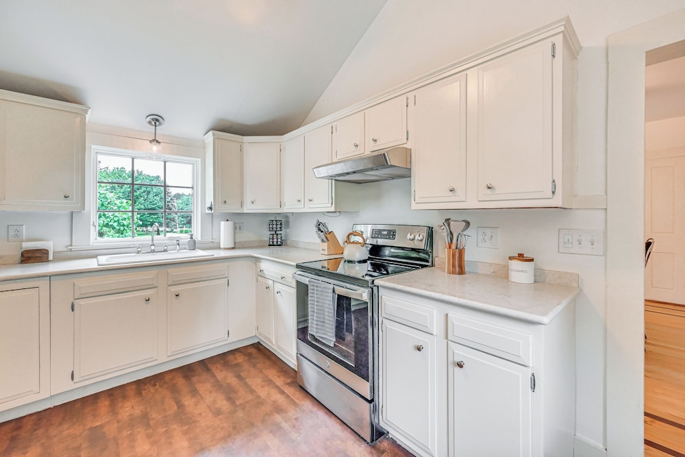 Historic Farmhouse Near Mountains & Colleges!