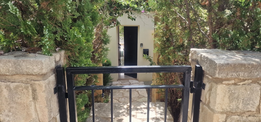 J1 Holiday House Adjacent to Aphrodite Hills
