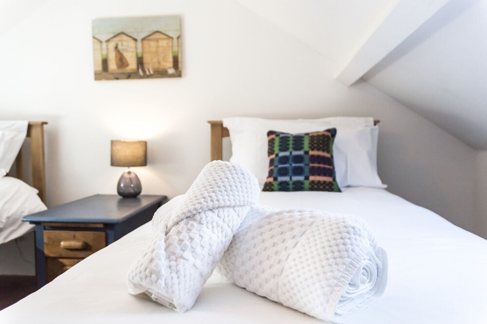 Foxglove - Luxurious Barn Conversion view 3