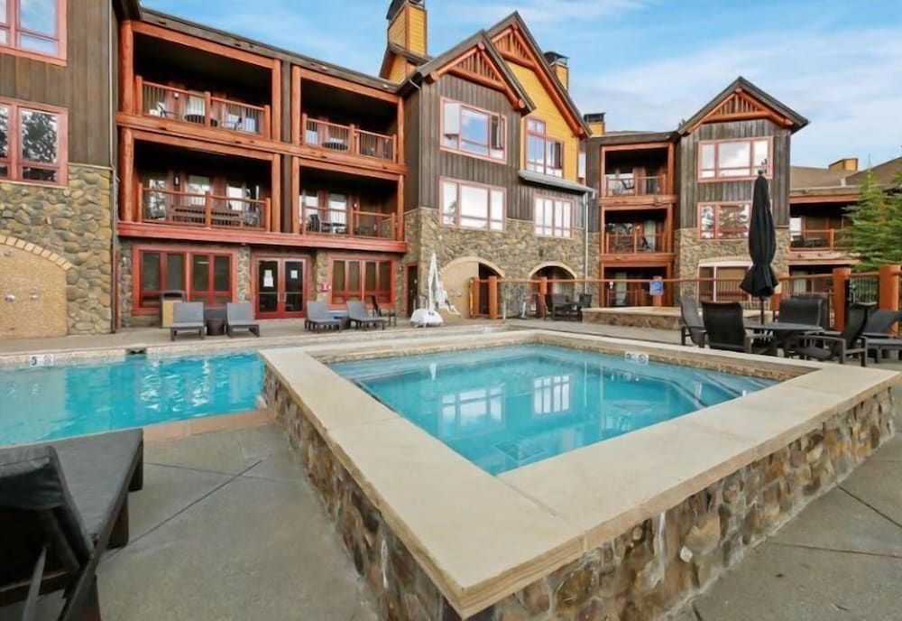 Luxury Ski-in/ski-out Bluesky 2 Bedroom Condo