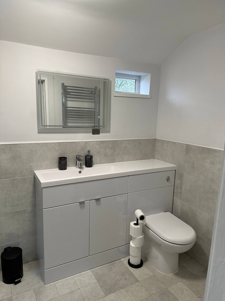3 bed Chill Glouc With 3 Bedrooms and 1 Bathrooms