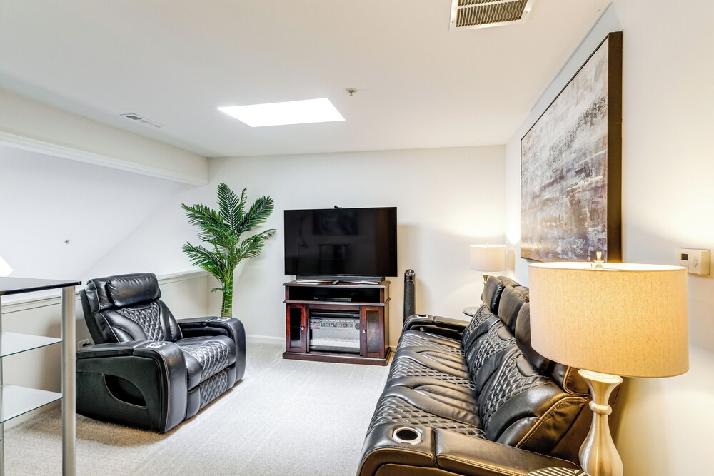 8 Mi to Dtwn Silver Spring: Convenient Condo