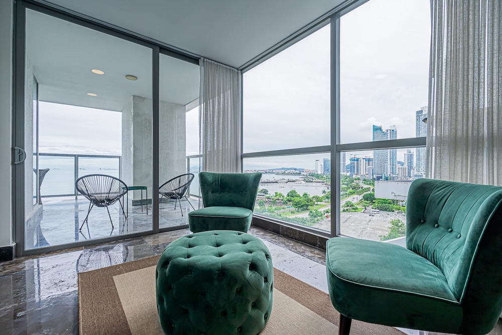 w Majestic 2BR w Perfect Balcony in YOO