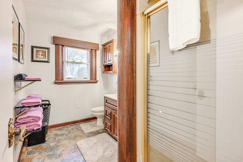 2 Mi to Downtown Flushing: Spacious Retreat!